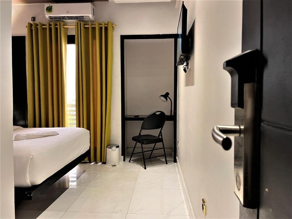 Chambre Standard avec lit double, bureau et télévision