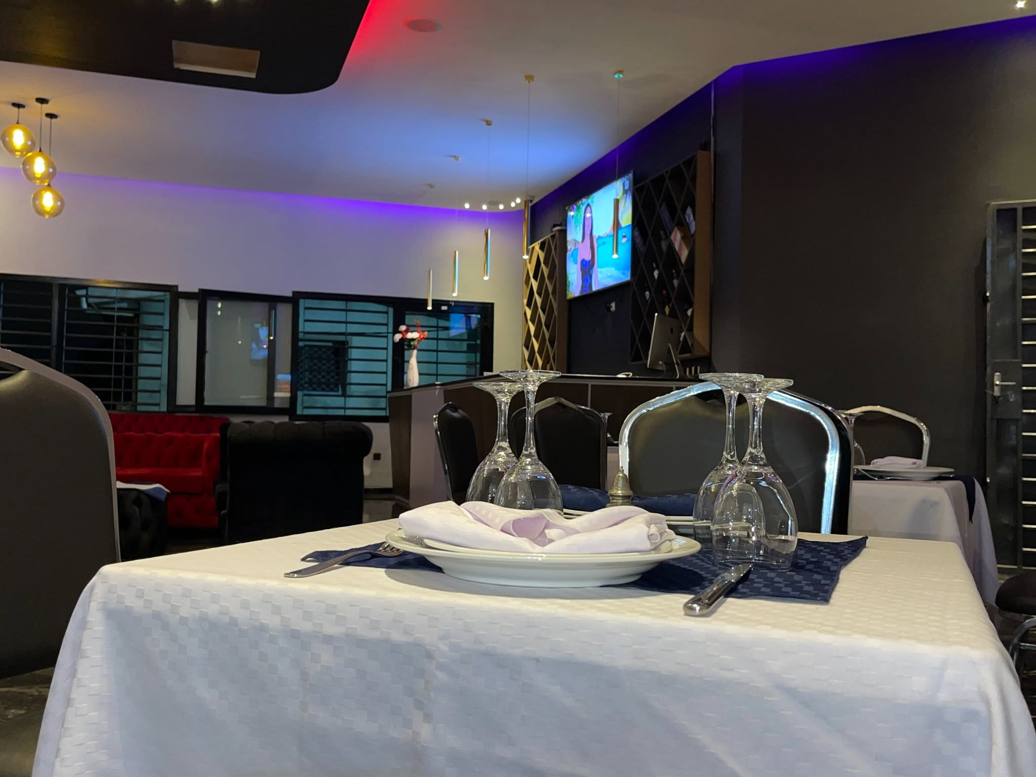 Salle du restaurant et du lounge, tables dressées